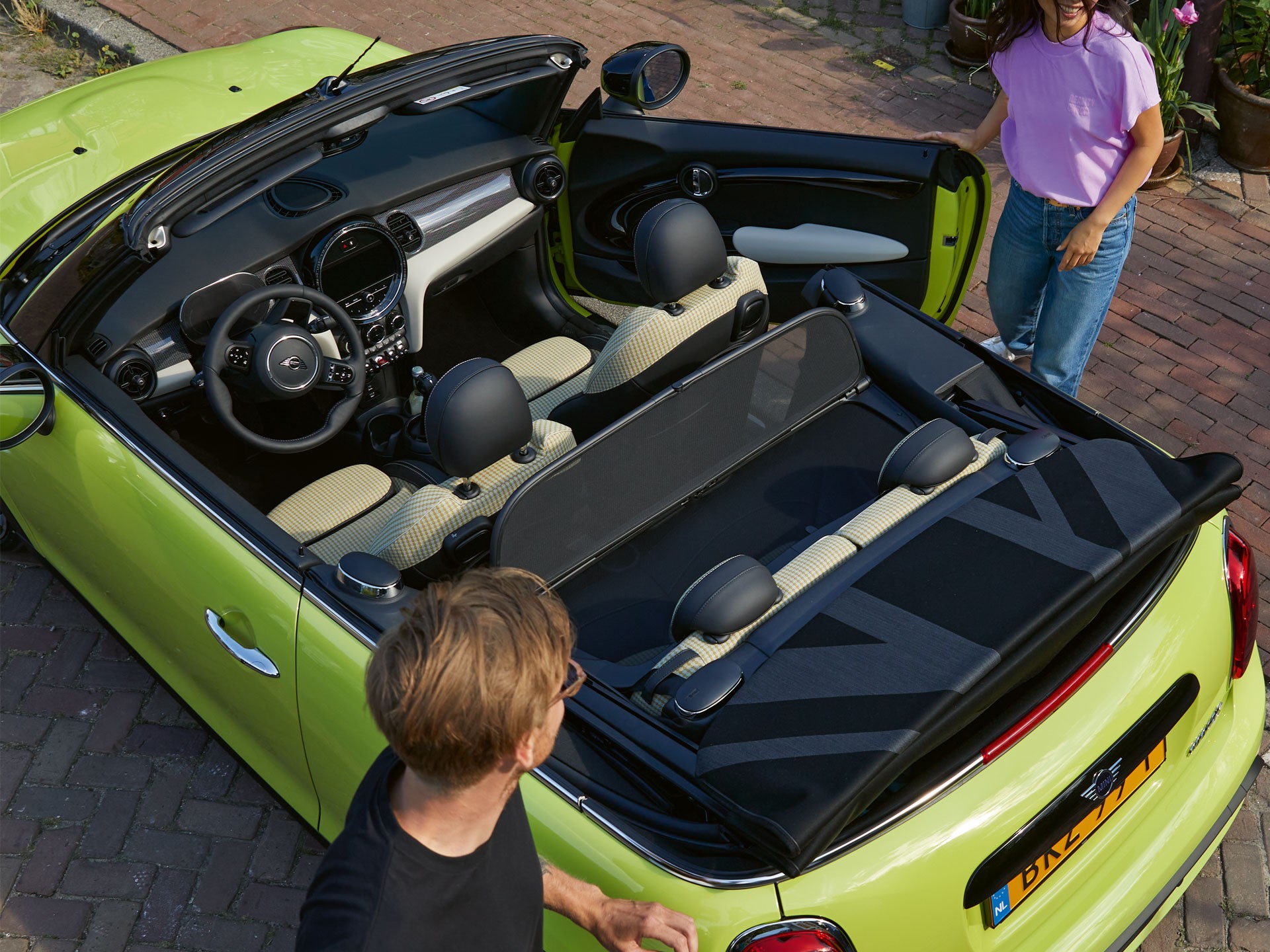 The New MINI Convertible – フロント・ウィンドーとウィンド・デフレクター